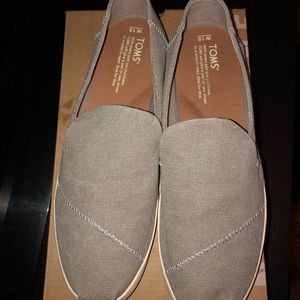 Women’s toms size 10